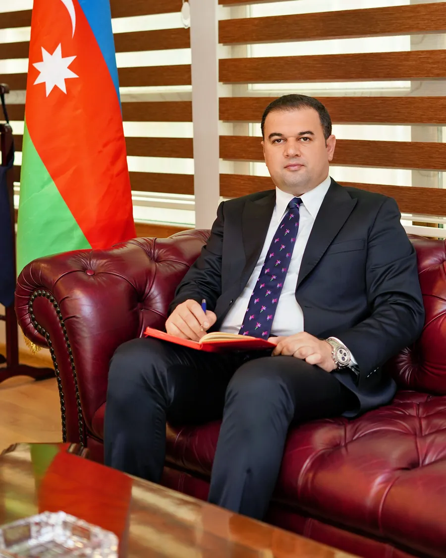 Dr. Samir Şükürov iş otağında